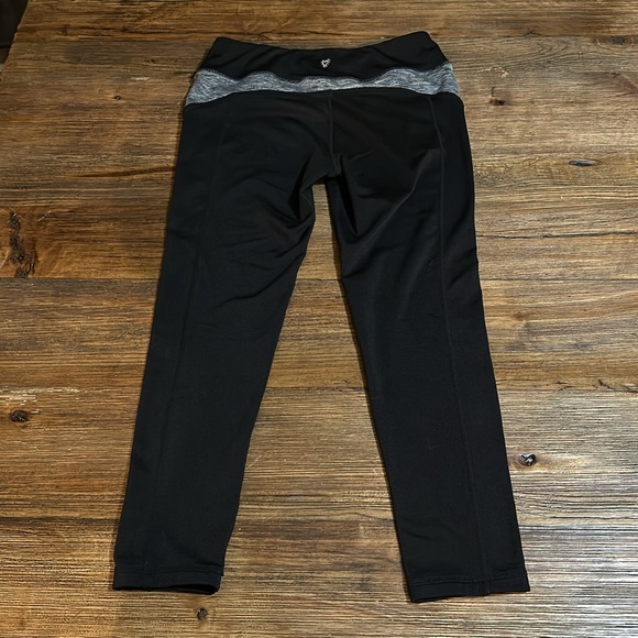 Betsey Johnson leggings, Capri, size M - Picture 4 of 6